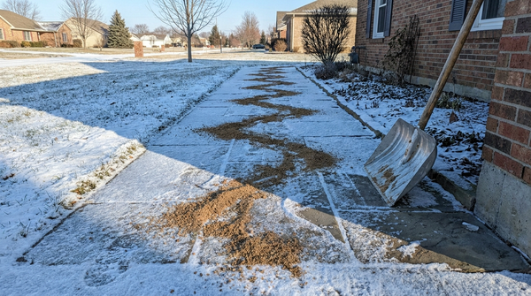 Salzfrei gestreuter Gehweg im Winter