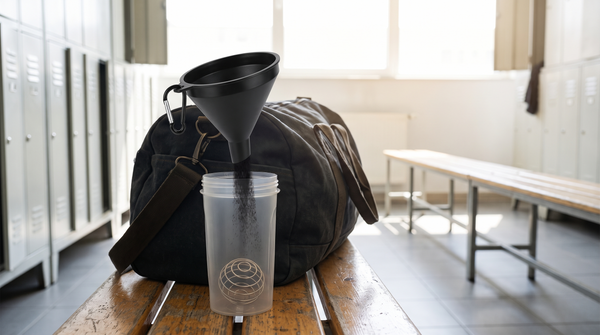 Pulver-Trichter mit Karabiner an Sporttasche füllt Shaker