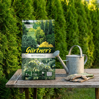 Gärtner's Bittersalz vor grüner Hecke