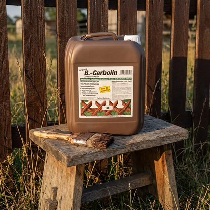 B.Carbolin Kanister am Holzzaun