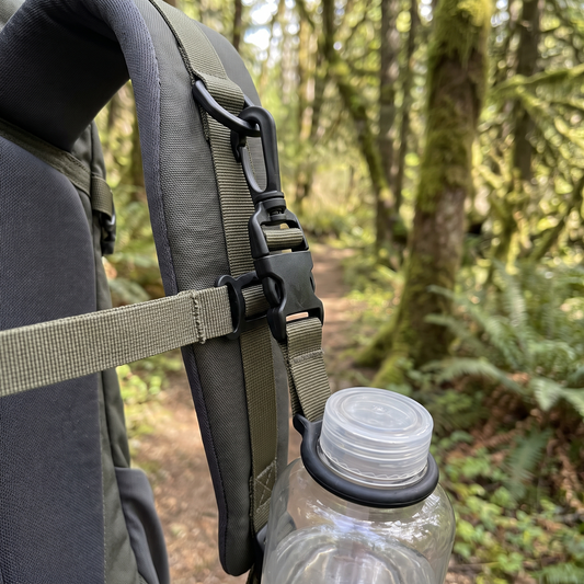 Flaschen-Clip mit Karabiner hält Trinkflasche am Rucksackgurt (Abbildung ähnlich)